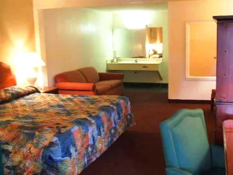 Hotel A Victory & -